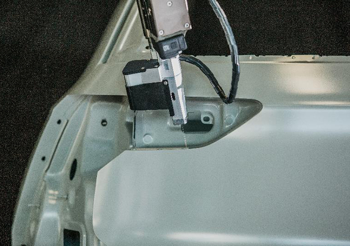 foto Precisión sostenible en las plantas de pintura con el sellado automático de Dürr
